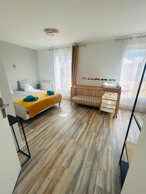 Photo of the whole room, Bedroom, towels