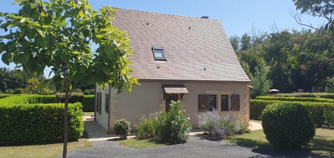 Property building, Day, Garden, Garden view, Parking