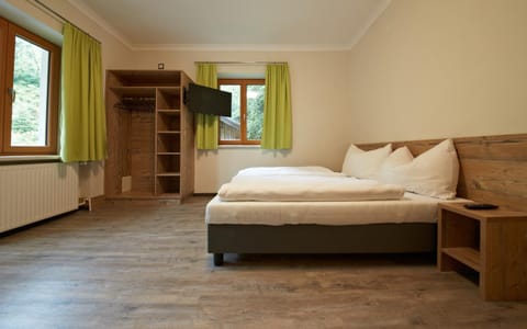 Bed, TV and multimedia, Bedroom