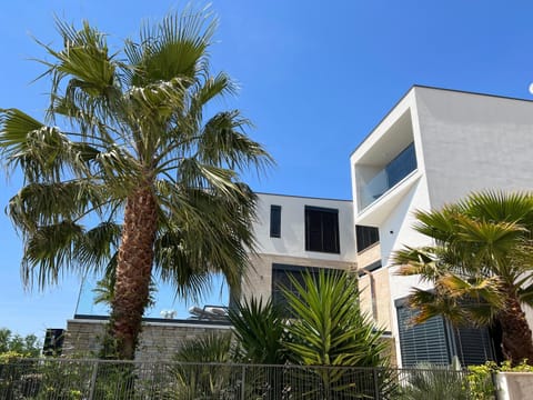 Property building, Day, Garden, Garden view