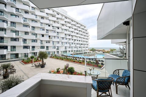 Property building, Day, Balcony/Terrace