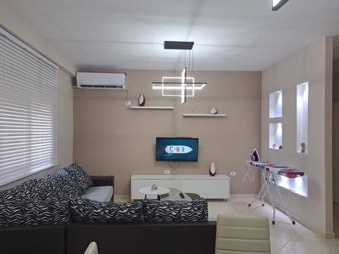 TV and multimedia, Living room, Seating area, air conditioner