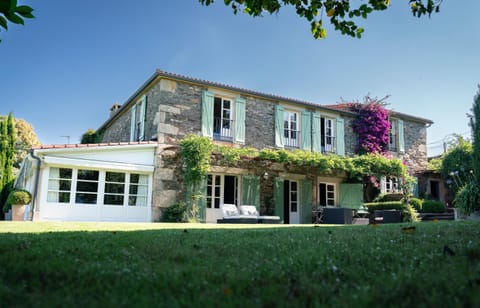 Property building, Facade/entrance, Off site, Garden, Area and facilities, hair dresser