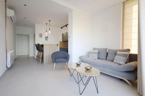 Kitchen or kitchenette, Seating area, Dining area
