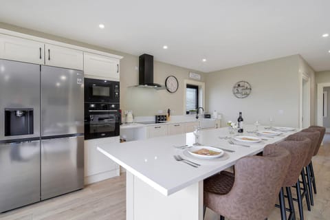 Seaview Lodge Apartment 'Sleeping 4 Guests' Apartment in County Donegal