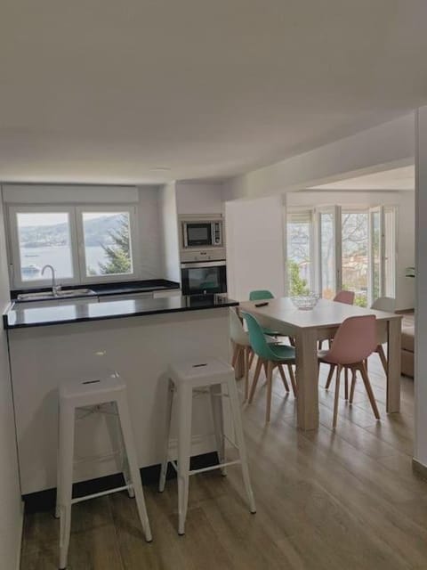 Amanecer. Alojamiento entero nuevo con vistas al mar. Apartment in Bueu