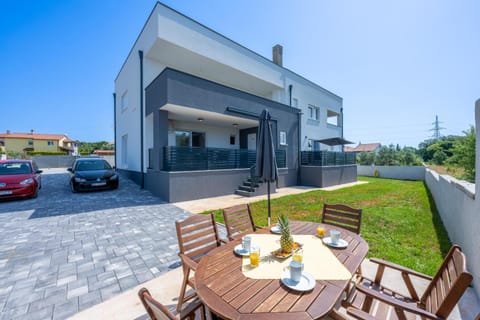 Property building, Day, BBQ facilities, Seating area, Dining area, Parking