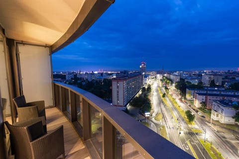 View (from property/room), Balcony/Terrace, City view