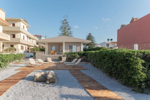 Property building, Patio, Day, Garden, Garden view, sunbed