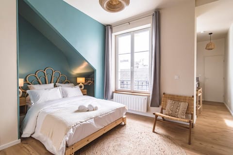 Bed, Living room, Bedroom