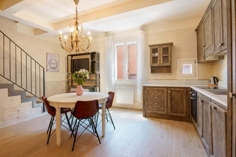 Kitchen or kitchenette, Seating area