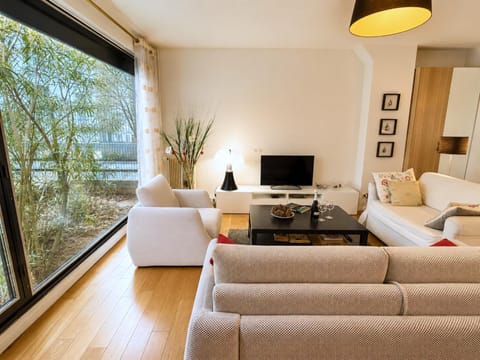 Communal lounge/ TV room, TV and multimedia, Living room, Seating area, Evening entertainment