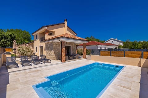 Property building, Swimming pool, sunbed