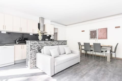 Kitchen or kitchenette, Living room, Seating area, Dining area