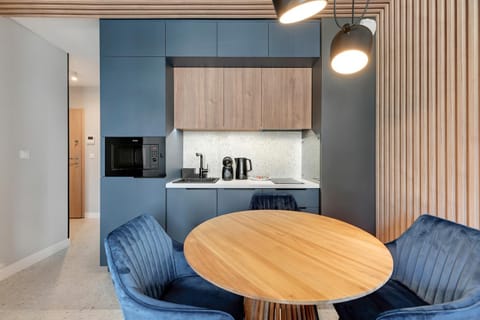 Kitchen or kitchenette, Dining area, minibar