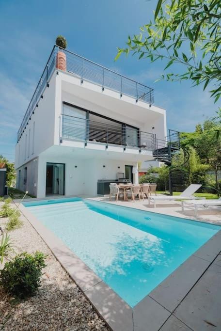 Property building, Patio, Garden, Garden view, Pool view, Swimming pool, sunbed