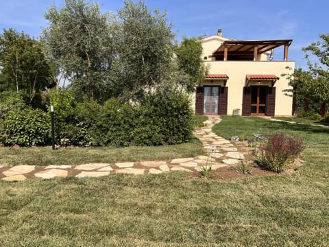 Property building, Day, Natural landscape, Garden, Garden view