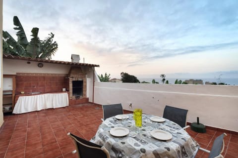 Property building, Balcony/Terrace, Living room