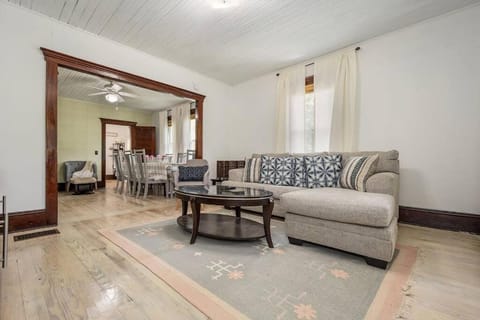 Mountain Serene Views and Creek-side Charm - Pet friendly House in Shenandoah Valley