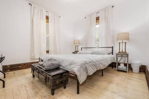 Mountain Serene Views and Creek-side Charm - Pet friendly House in Shenandoah Valley