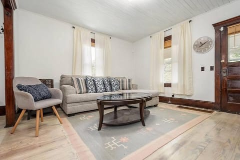 Mountain Serene Views and Creek-side Charm - Pet friendly House in Shenandoah Valley