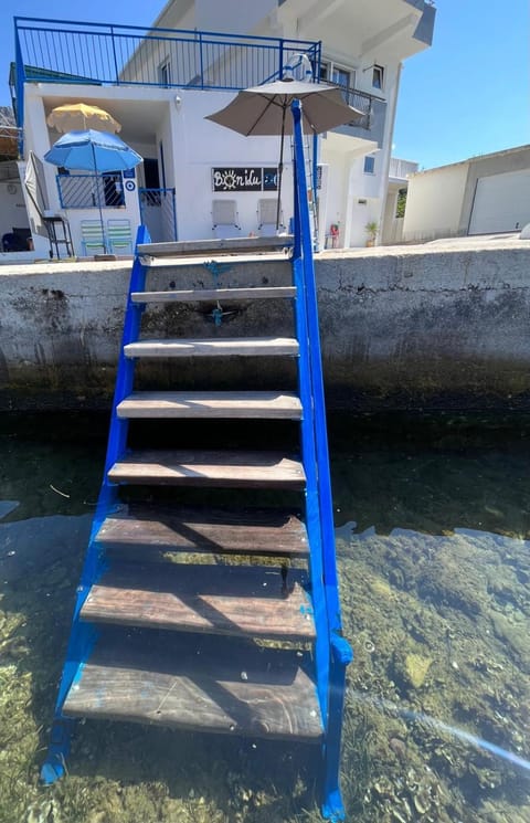 TheReal Beachfront House BoniLu Croacia Apartment in Split-Dalmatia County