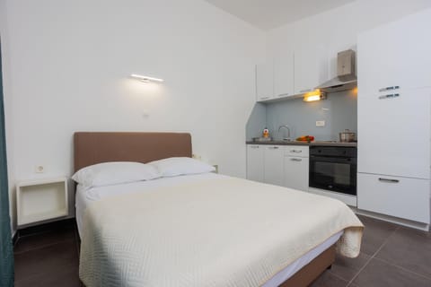 Bed, Bathroom, Kitchen or kitchenette, Bedroom, pet friendly, stove