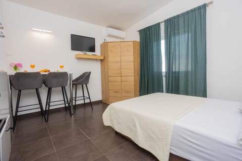 TV and multimedia, Seating area, Dining area, Bedroom, hair dresser, air conditioner