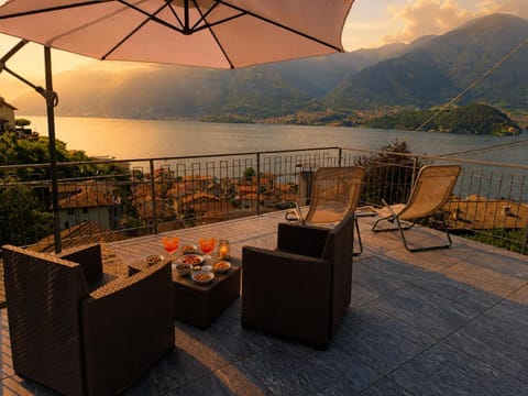 Property building, Balcony/Terrace, Lake view, Sunset