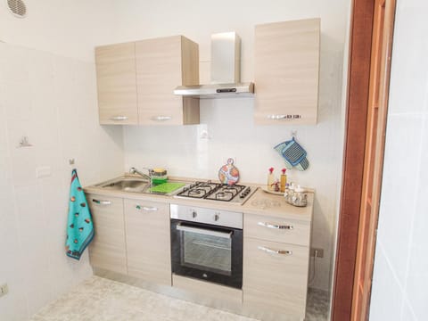 Kitchen or kitchenette, pet friendly, stove