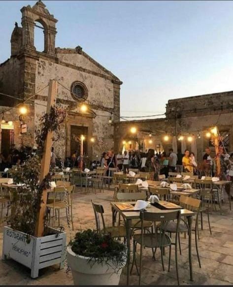 Restaurant/places to eat, Food and drinks, Landmark view