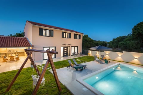 Property building, Garden, Swimming pool