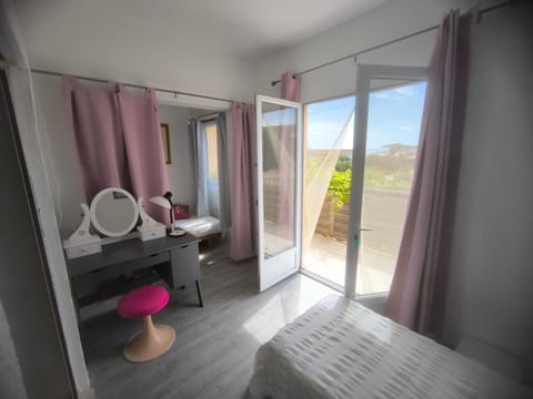 Bed, Balcony/Terrace, Photo of the whole room, Bedroom, Sea view