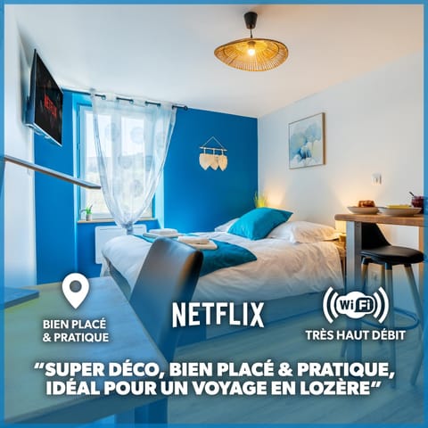 Bed, TV and multimedia, Photo of the whole room, Bedroom