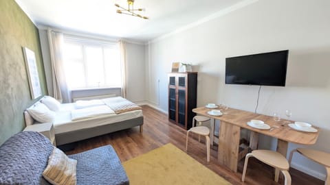 Bed, TV and multimedia, Living room, Dining area