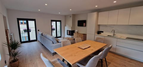 TV and multimedia, Kitchen or kitchenette, Living room, Seating area, Dining area