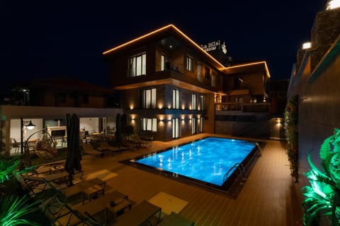 Property building, Restaurant/places to eat, Swimming pool