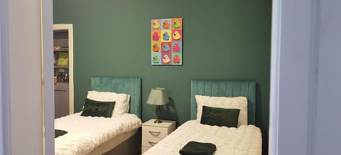 Parkside 2 bedrooms appartment with encolsed garden Apartment in England