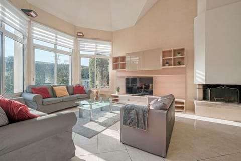 TV and multimedia, Living room, Seating area