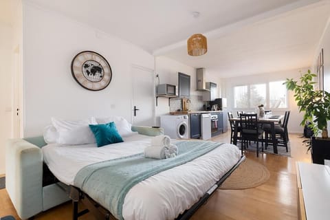 Bed, Kitchen or kitchenette, Living room, Dining area