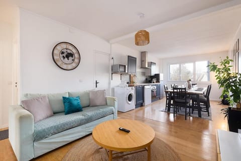 TV and multimedia, Kitchen or kitchenette, Living room, Seating area, Dining area