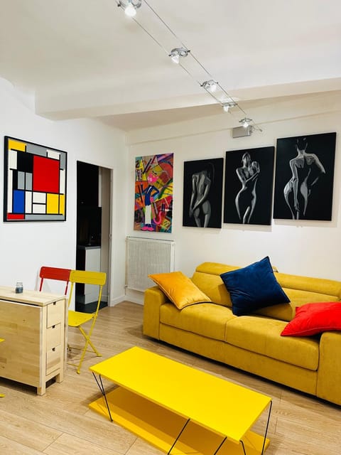 POP appART Appartement Artiste configuré en Galerie dArt à 200 m du centre ville avec Climatisation et Parking privé et securisé gratuit dans copropriété Apartment in Avignon