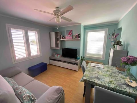 TV and multimedia, Dining area, fireplace