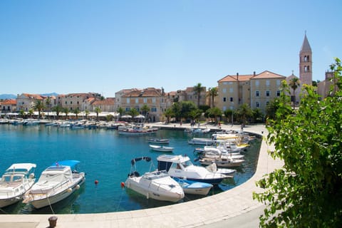 Off site, Day, Neighbourhood