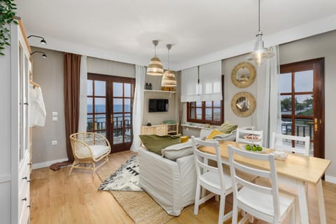 TV and multimedia, Living room, Food and drinks, Seating area, Dining area, Food