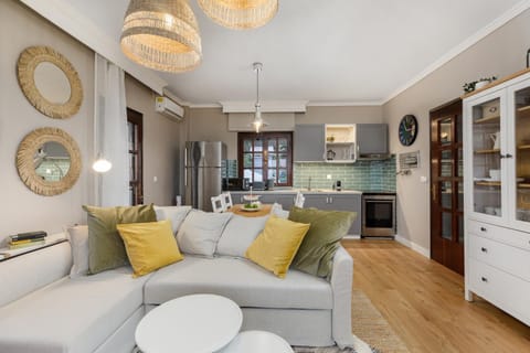 Kitchen or kitchenette, Living room, Seating area