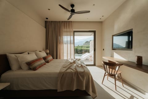 Bed, TV and multimedia, Photo of the whole room, Bedroom, Mountain view, Pool view, fireplace, air conditioner