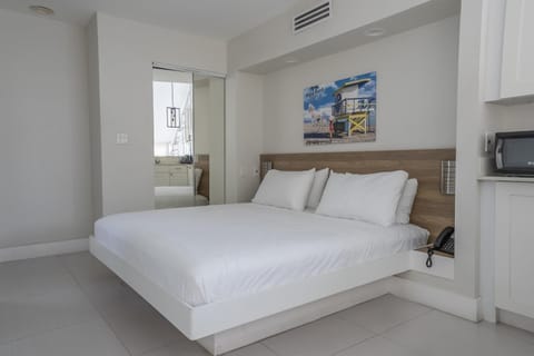 Bed, Bedroom, minibar, air conditioner