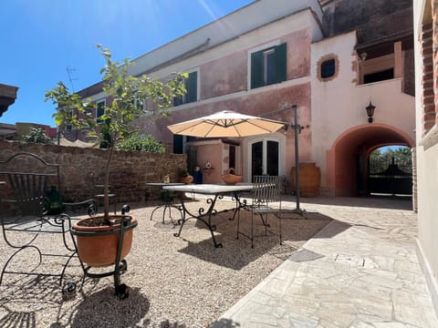 Property building, Patio, Facade/entrance, Day, Dining area