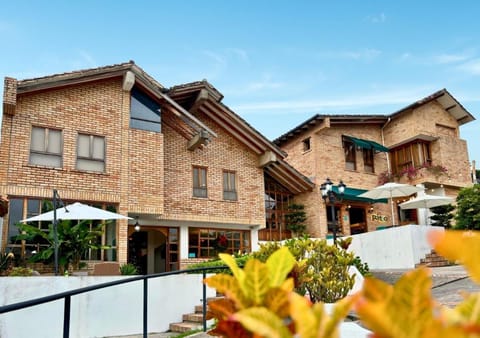 Property building, Facade/entrance, Garden view, Garden view, Area and facilities